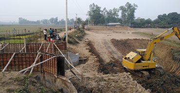 আত্রাইয়ে কালভার্টের পাশে চলছে পুকুর খননের কাজ