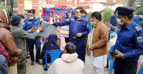 জয়পুরহাটের পাঁচবিবিতে পুলিশ সুপারের শীতবস্ত্র কম্বল বিতরণ