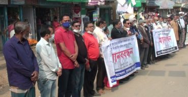 সুনামগঞ্জে দ্রুত ফসলরক্ষা বাঁধ নির্মাণের দাবিতে মানববন্ধন