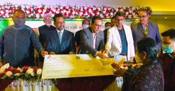 করোনায় মৃতের পরিবারের হাতে দশ লক্ষ টাকার চেক তুলে দিলে ডায়মন্ড ওয়ার্ল্ড