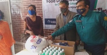 বাধন হিজড়া সংঘের উদ্যোগে হিজড়াদের মাঝে ত্রান বিতরন