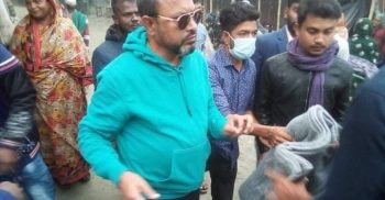গলাচিপায় আ’লীগ নেতা আলমগীর হোসেনের শীতার্ত মানুষের মাঝে কম্বল বিতরন