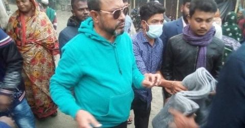 গলাচিপায় আ’লীগ নেতা আলমগীর হোসেনের শীতার্ত মানুষের মাঝে কম্বল বিতরন