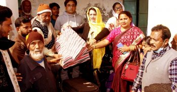 রাজাপুরে সমাজসেবক রাজিয়ার উদ্যোগে ৫’শ পরিবারে মাঝে কম্বল বিতরণ