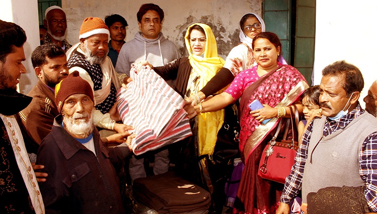 রাজাপুরে সমাজসেবক রাজিয়ার উদ্যোগে ৫’শ পরিবারে মাঝে কম্বল বিতরণ
