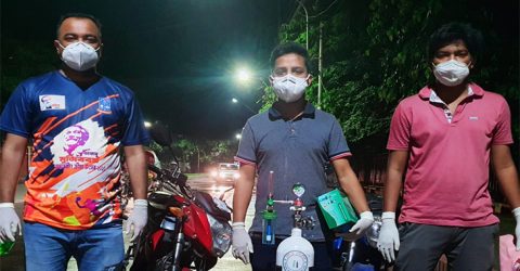 অক্সিজেন সিলিন্ডার নিয়ে রাত দিন ছুটেন তারা