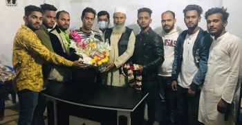 মোবারক হোসেন কে ফুলের শুভেচ্ছা দিলেন ছাত্রলীগ নেতা শুভ