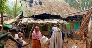 রাজাপুরের জীর্ণ ভাঙা খুপড়ি ঘরে বৃদ্ধ দম্পত্তির মানবেতর জীবন!