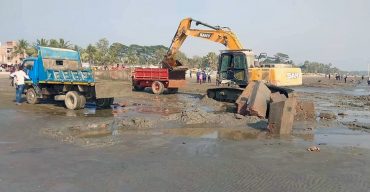 দীর্ঘ একযুগ পর- অপসারণ করা হলো কুয়াকাটা সৈকতের কংক্রিটের ভাঙ্গা অংশ