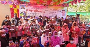 শিক্ষার্থীদের হাতে নতুন বই তুলে দিলেন এমপি শেখ আফিল উদ্দিন