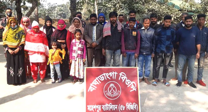 মহেশপুর সীমান্তে অবৈধ পথে ভারত যাওয়ার সময় ১৯ জন আটক