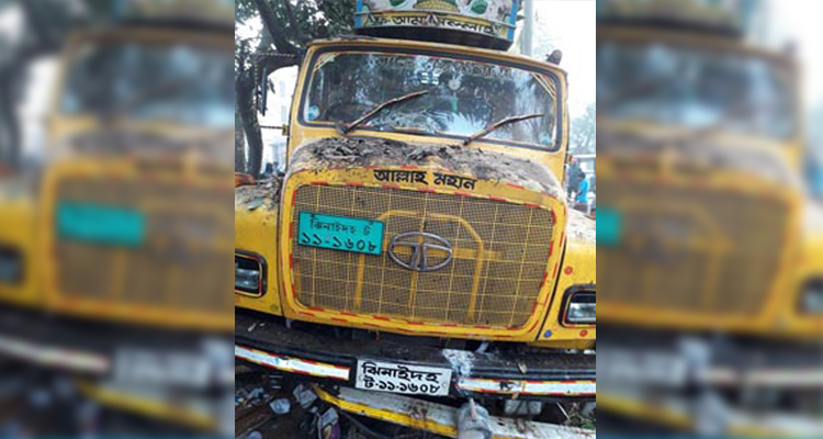 কালীগঞ্জে এবার পথচারীকে বাঁচাতে গিয়ে চায়ের দোকান ঢুকে গেল ট্রাক আহত-৪