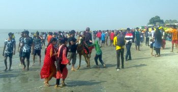 কুয়াকাটার সৈকতে পর্যটকদের ঢল