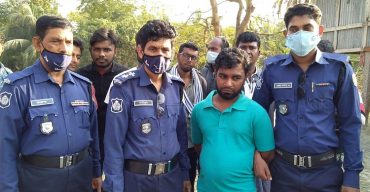 কুয়াকাটায় গাছে বেঁধে পেটানো যুবককে নির্যাতনের অভিযোগে গ্রেপ্তার-২