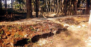 রাজাপুরের পশ্চিম ইন্দ্রপাশা-ভূমিহীন-গুচ্ছগ্রাম ইটের সড়কটি ২ যুগেও সংষ্কার হয়নি, সীমাহীন দুর্ভোগ