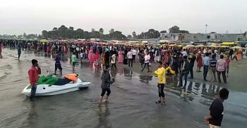 পর্যটকের পদভারে মুখরিত কুয়াকাটার বেলাভূমি
