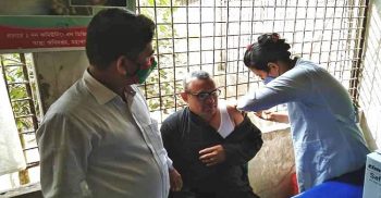 গলাচিপায় টিকা নিলেন কেন্দ্রীয় যুবলীগ নেতা মামুন আজাদ