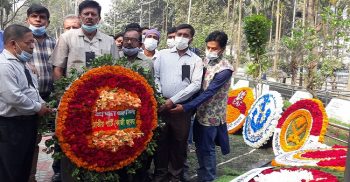 শহীদ সেনা অফিসারদের সম্মানে পুষ্পমাল্য অর্পন