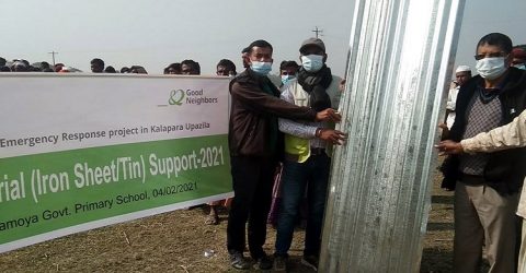 আম্পানে ক্ষতিগ্রস্থ পরিবাররা পেলো গৃহ নির্মান সামগ্রী