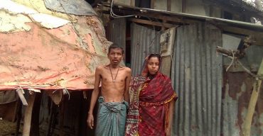 প্রধানমন্ত্রীর ঘরের আশায় বাক প্রতিবন্ধী ভিক্ষুক আনেচ ও তার স্ত্রী