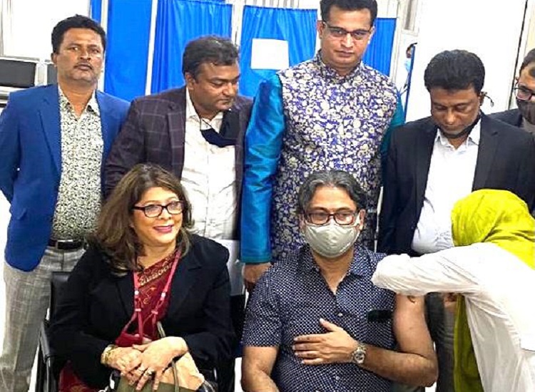 সস্ত্রীক করোনার ভ্যাকসিন নিলেন যুবলীগ চেয়ারম্যান শেখ ফজলে শামস্ পরশ