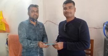 গলাচিপায় মোবাইল ফিরে পেয়ে অভিনন্দন জানালেন পুলিশকে