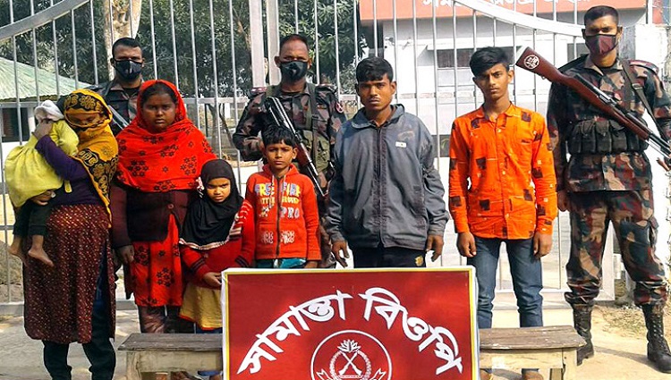 মহেশপুর সীমান্তে ভারত যাওয়ার সময় দালালসহ আটক ৭
