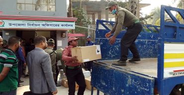 পৌরসভার ভোটের লড়াই।। কেন্দ্রে কেন্দ্রে পাঠানো হয়েছে ভোট গ্রহনের সরঞ্জাম