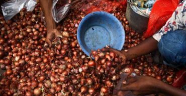 হঠাৎ করে বাজারে দেশি পেঁয়াজের মুল্যবৃদ্ধি