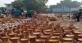 চুয়াডাঙ্গার সরোজগঞ্জ বাজারে ঐতিহ্যবাহী খেজুর গুড়ের হাট এখন জমজমাট