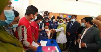 করোনা ভ্যাকসিন নিলেন ডিসি, এসপি, সিভিল সার্জন, সাংবাদিক