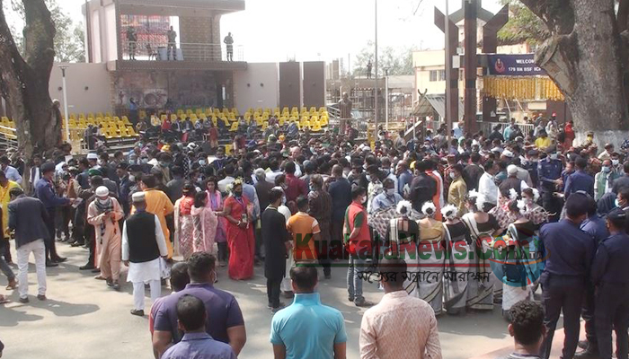 পেট্রাপোল সীমান্তে স্বল্প পরিসরে বাংলা ভাষা প্রেমী মানুষদের মিলন মেলা
