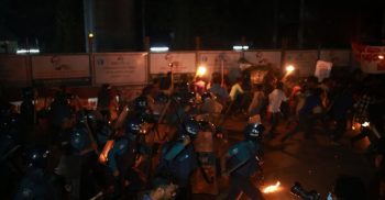 শাহবাগে পুলিশের ওপর হামলা, সাতজনকে আসামি করে মামলা