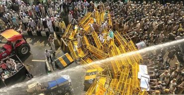 ভারতের নয়াদিল্লিতে কৃষকদের দমনে ড্রোন-জল কামানসহ ৫০ হাজার পুলিশ মোতায়েন