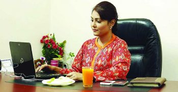 একটানা বসে কাজ করার স্বাস্থ্যঝুঁকি এড়াতে