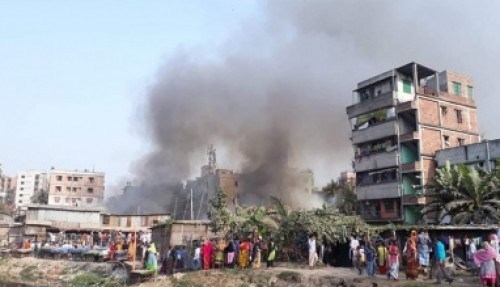 রাজধানীর মানিকনগর বস্তিতে ভয়াবহ আগুন