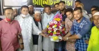 কাশেম সম্রাট ও রাজুর নেতৃত্বে ফজর আলীকে ফুলেল শুভেচ্ছা