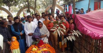 ত্বকীর কবর জিয়ারত করলেন মেয়র আইভী