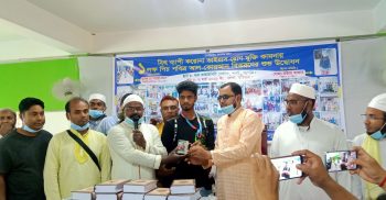 কুয়াকাটা নিউজের স্টাফ রিপোর্টারকে সম্মাননা স্মারক দেন দেশসেরা উদ্ভাবক মিজান