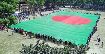 বগুড়ায় সাড়ে ১৩ হাজার বর্গফুটের জাতীয় পতাকা প্রদর্শন