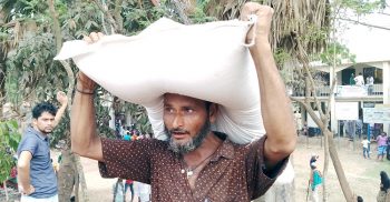জেলেরা পাচ্ছে আপদকালীন খাদ্য সহায়তা