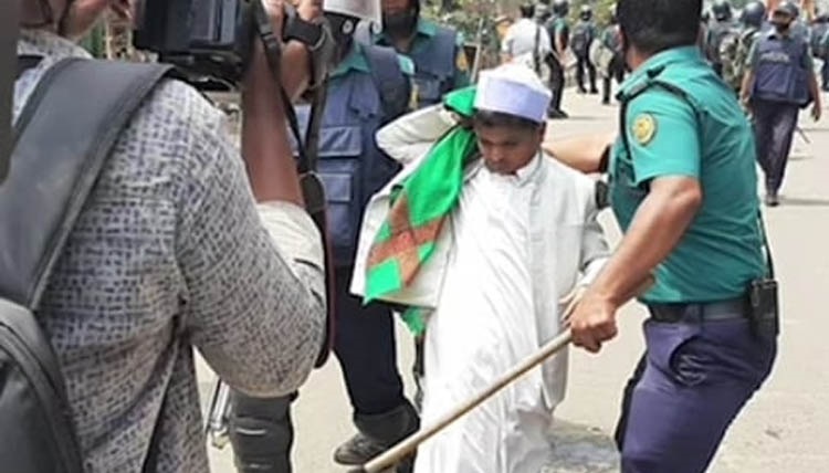 মতিঝিলে শাপলা চত্বর এলাকায় বিক্ষোভ থেকে ‘শিশুবক্তা’ রফিকুল আটক