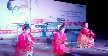 কুয়াকাটা সৈকতের বালিয়াড়িতে সাংস্কৃতিক অনুষ্ঠানে মেতে উঠছে পর্যটকরা
