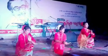 কুয়াকাটা সৈকতের বালিয়াড়িতে সাংস্কৃতিক অনুষ্ঠানে মেতে উঠছে পর্যটকরা