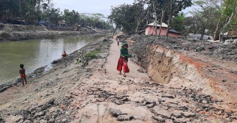 বাগেরহাটে চিতলমারীতে খাল খননে সড়কে ভাঙ্গন, অপরিকল্পিত মাটিতে দূর্ভোগ এলাকাবাসীর