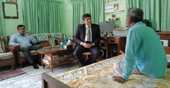 একাত্তর টেলিভিশনের সাংবাদিক বিষ্ণু প্রসাদকে দেখতে গেলেন জেলা প্রশাসক