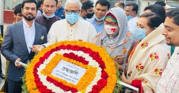 বঙ্গবন্ধুর প্রতিকৃতিতে পুস্পস্তবক অর্পণ করেন কেন্দ্রীয় আ’লীগের অর্থ ও পরিকল্পনা উপ-কমিটি