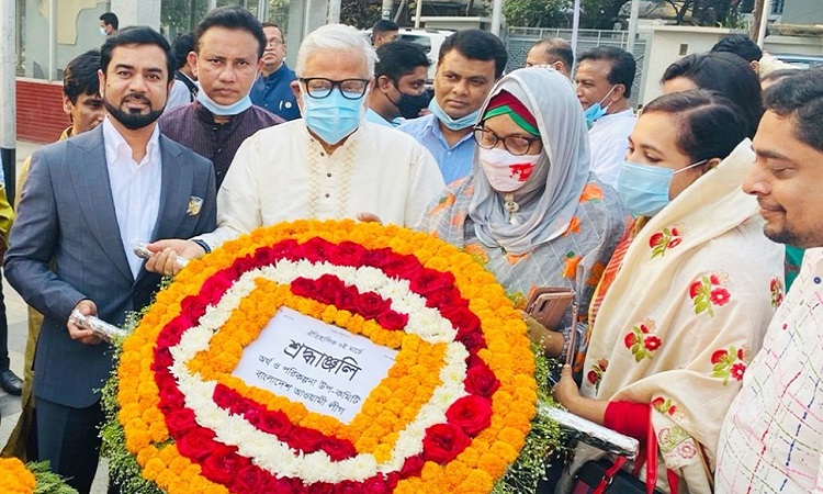 বঙ্গবন্ধুর প্রতিকৃতিতে পুস্পস্তবক অর্পণ করেন কেন্দ্রীয় আ’লীগের অর্থ ও পরিকল্পনা উপ-কমিটি