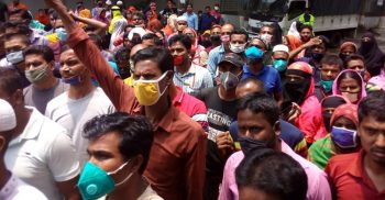 তেজগাঁওয়ে পোশাক শ্রমিকদের সড়ক অবরোধ