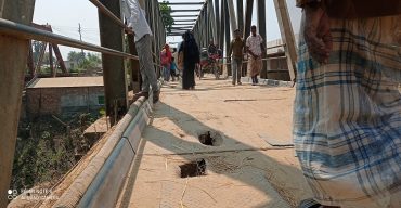 জীবণের ঝুকি নিয়ে চলছে পথচারী ও যান চলাচল